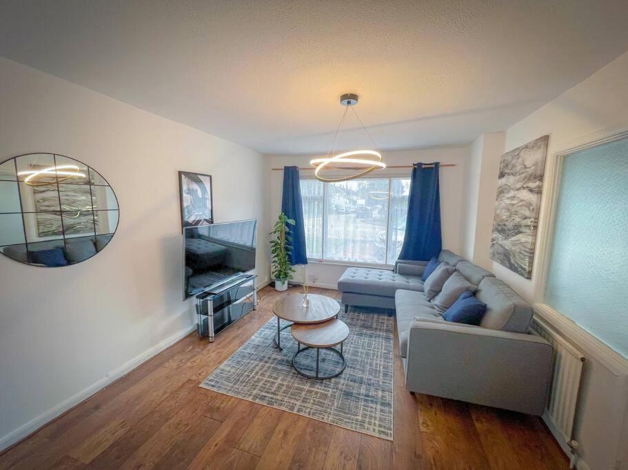 House In Near Windsor & Heathrow